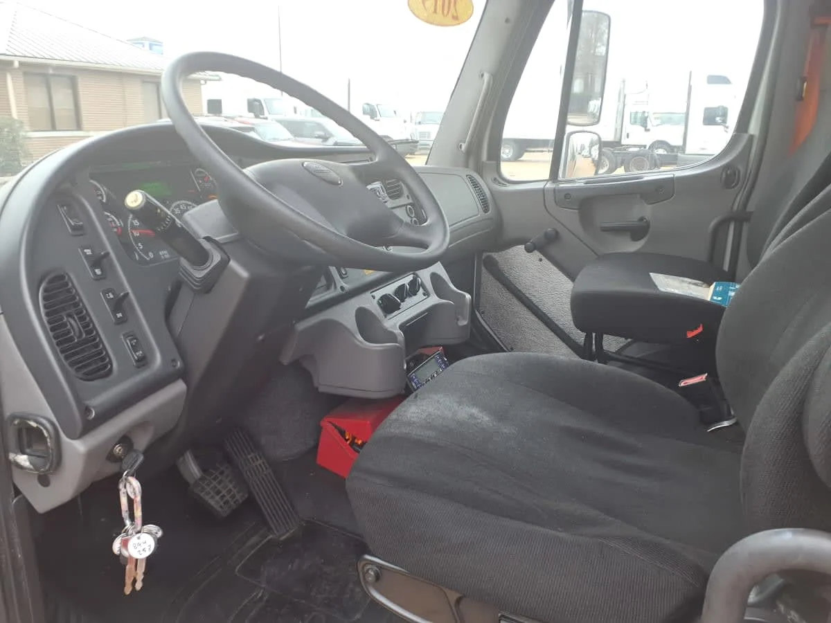 2019 Freightliner M2 106 in Houston, TX — photo 8