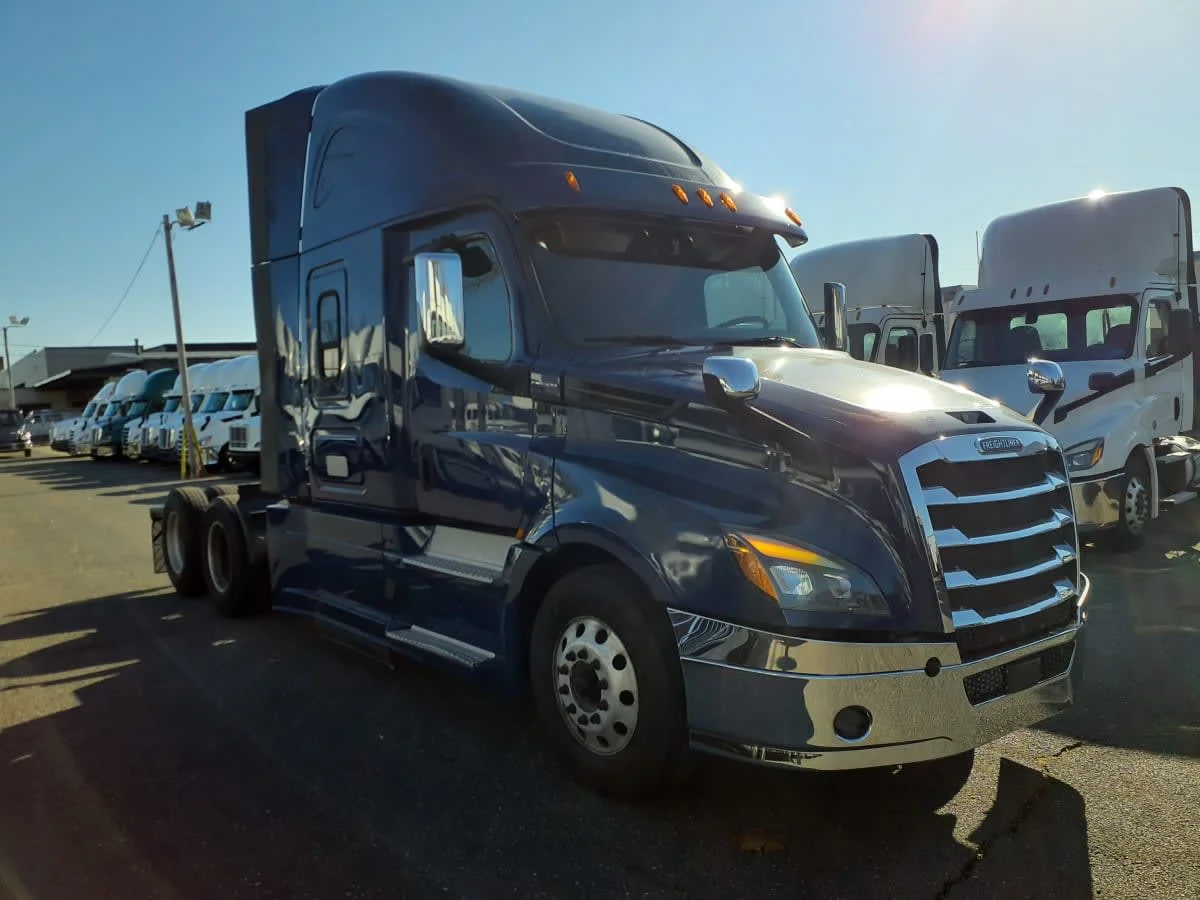 2020 Freightliner Cascadia in Springfield, MA — photo 3