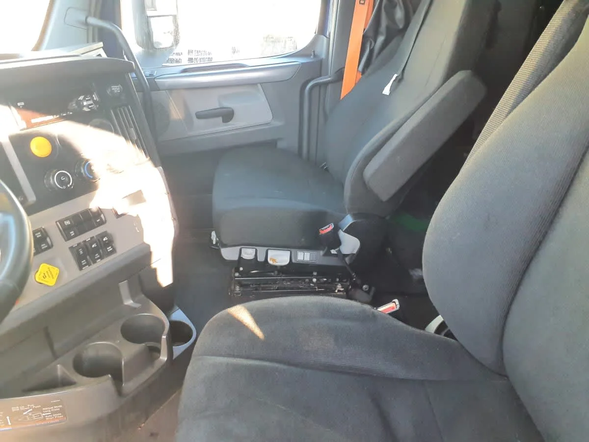 2020 Freightliner Cascadia in Springfield, MA — photo 11