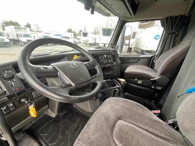 2023 Volvo VNL 760 - image 10