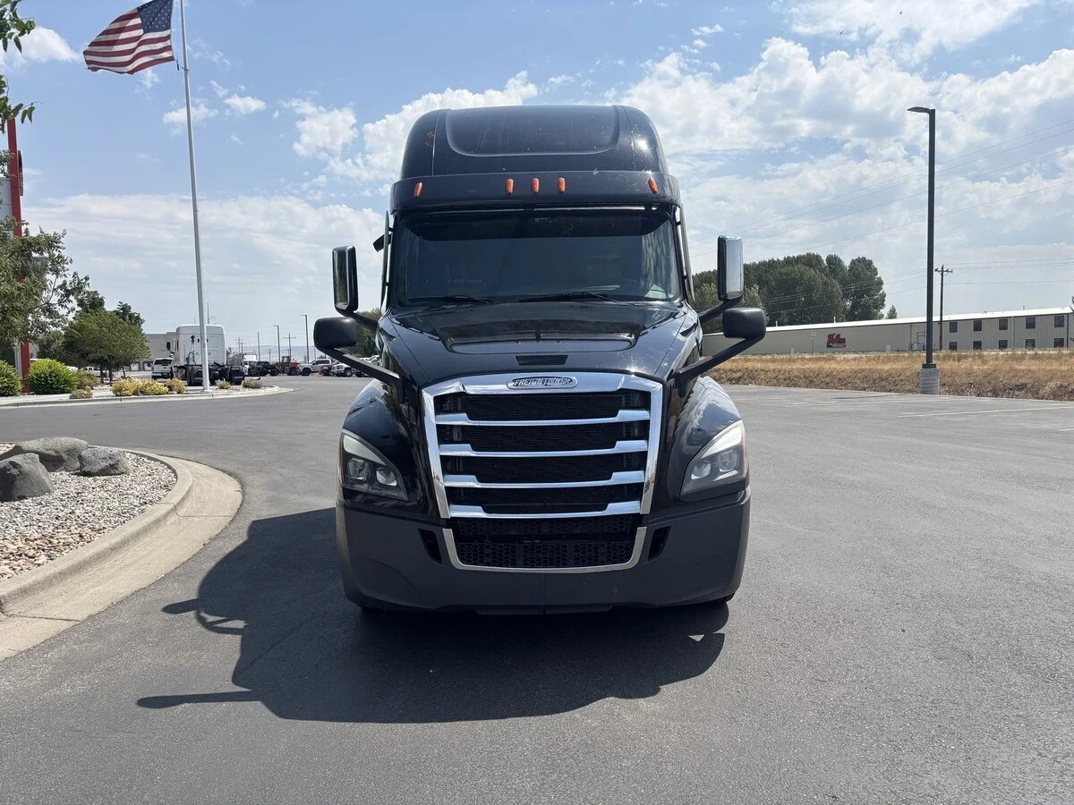2022 Freightliner Cascadia — photo 2