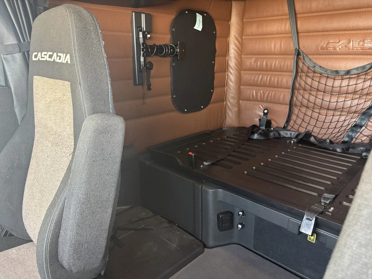 2022 Freightliner Cascadia — photo 12