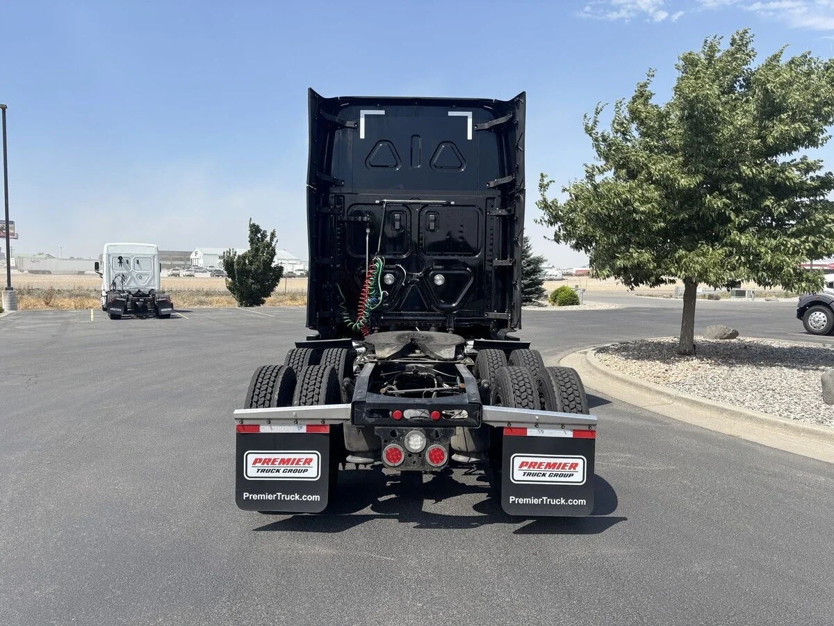 2022 Freightliner Cascadia — photo 7