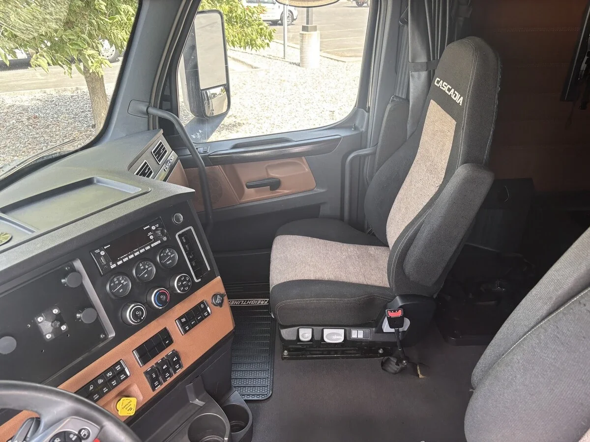 2022 Freightliner Cascadia — photo 11