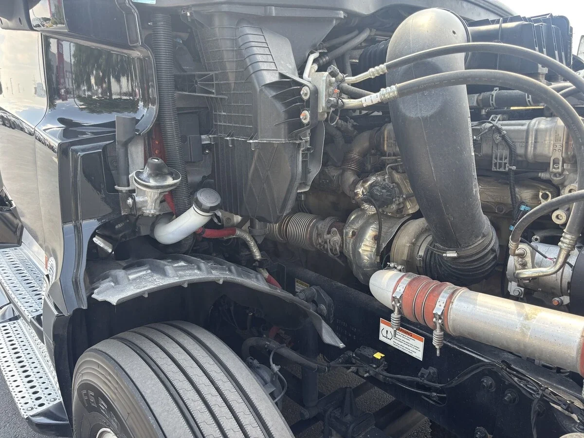 2022 Freightliner Cascadia — photo 24