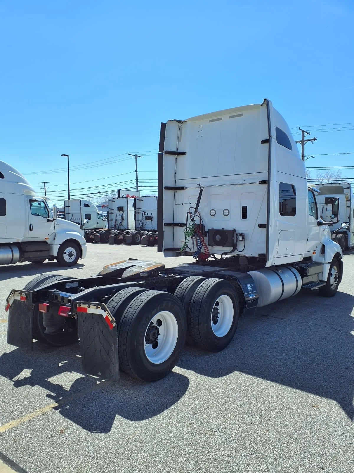 2019 International LT - image 4