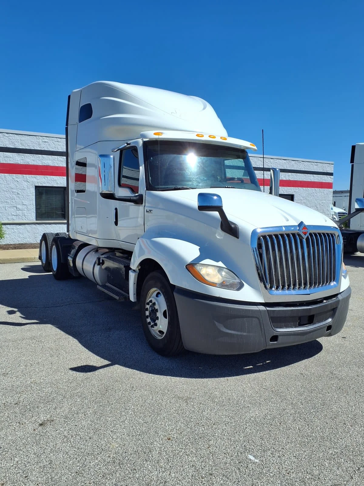 2019 International LT - image 3