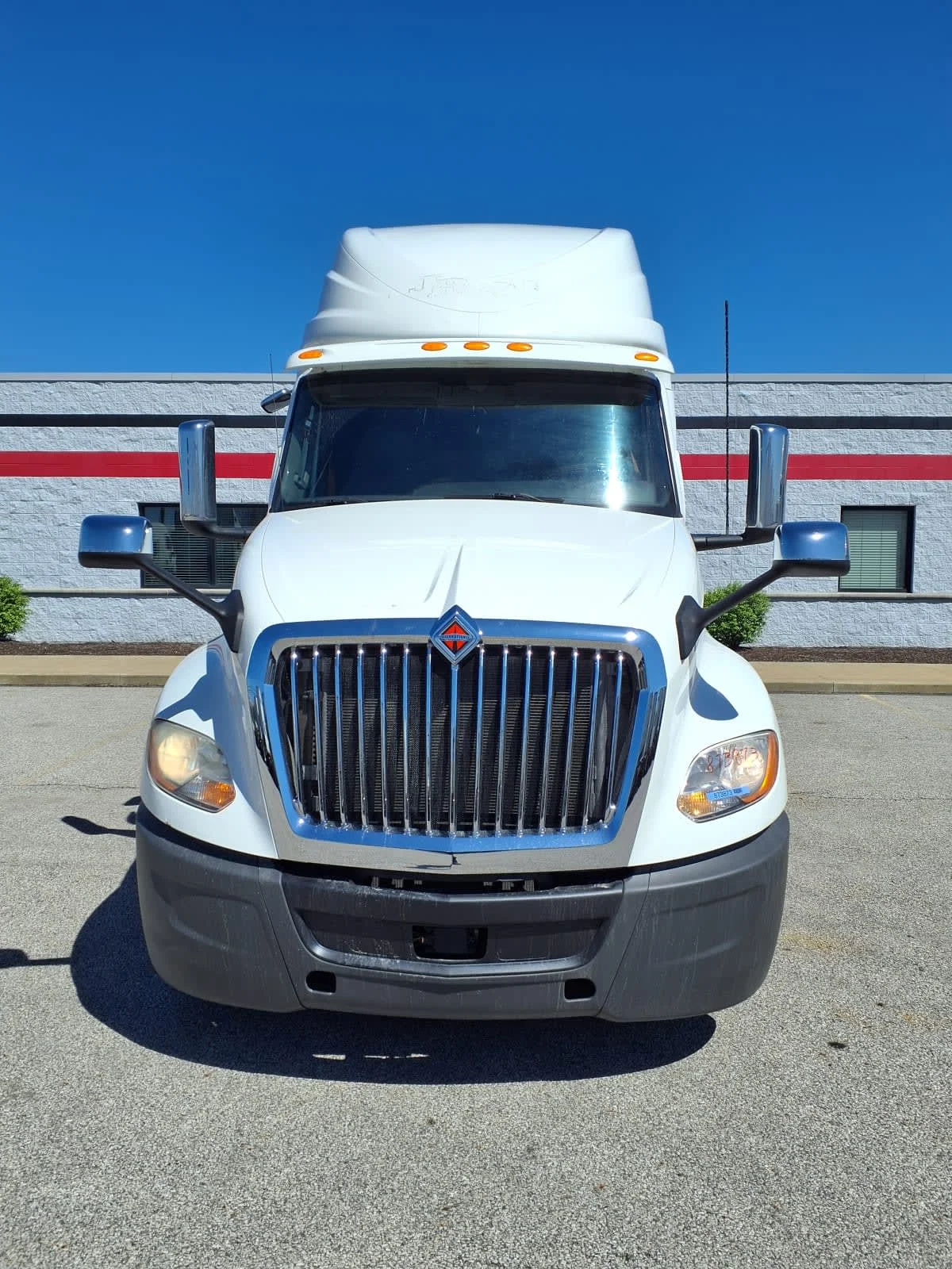 2019 International LT - image 2