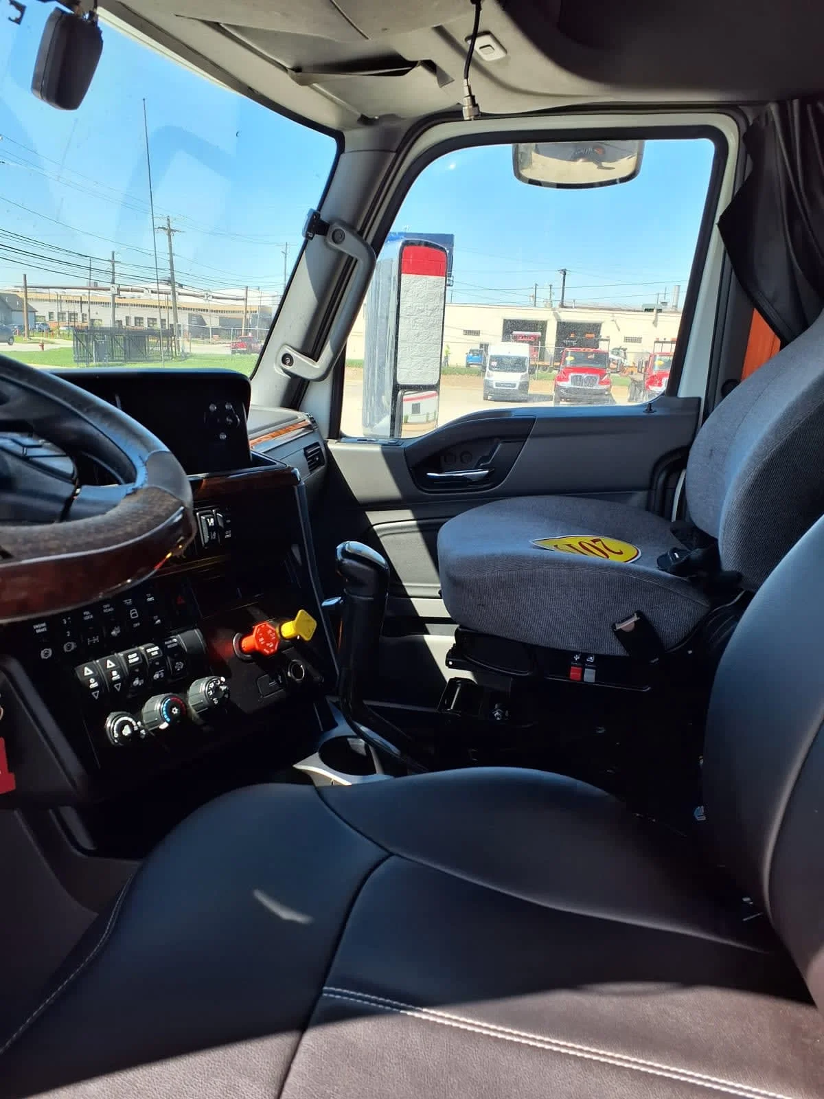 2019 International LT in Cleveland, OH — photo 7