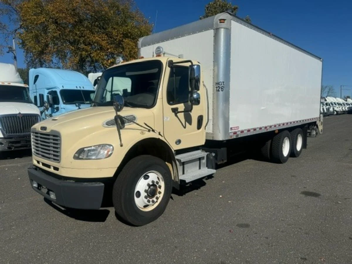 2017 Freightliner M2 106 - image 3