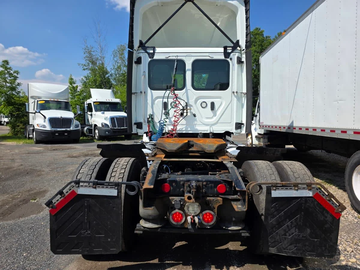2019 Freightliner Cascadia in Bensalem, PA — photo 5