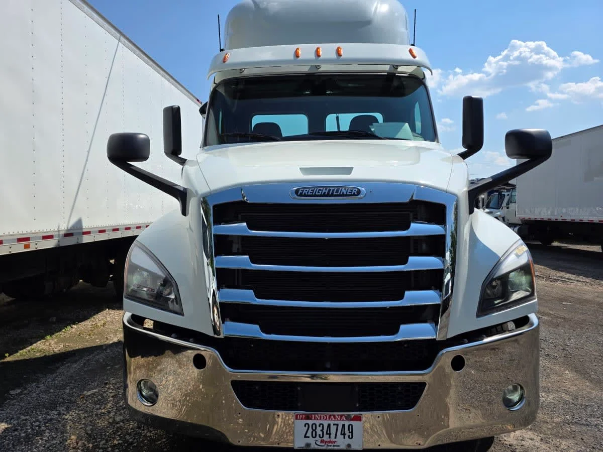 2019 Freightliner Cascadia - image 2