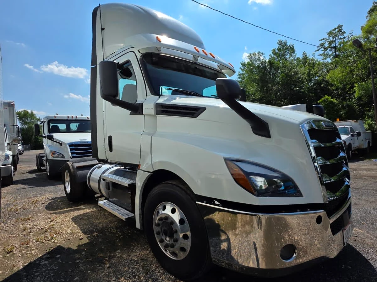 2019 Freightliner Cascadia - image 3
