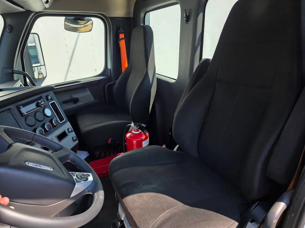2019 Freightliner Cascadia - image 7
