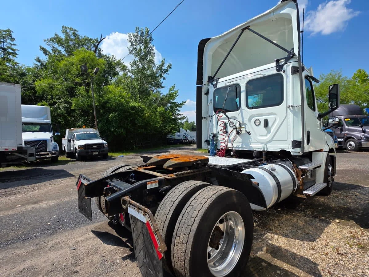 2019 Freightliner Cascadia in Bensalem, PA — photo 4