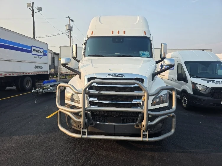 2022 Freightliner Cascadia in Spokane Valley, WA — photo 2