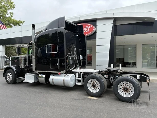 2022 Peterbilt 389 in Portland, OR — photo 6
