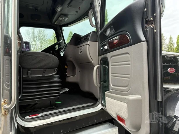 2022 Peterbilt 389 in Portland, OR — photo 15