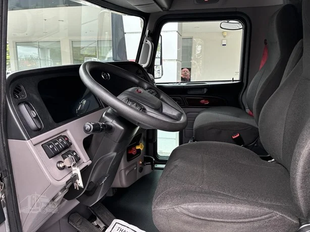 2022 Peterbilt 389 in Portland, OR — photo 20