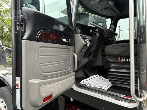 2022 Peterbilt 389 in Portland, OR — photo 18