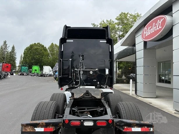 2022 Peterbilt 389 in Portland, OR — photo 5