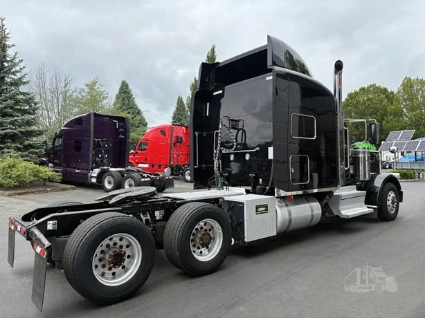 2022 Peterbilt 389 in Portland, OR — photo 4