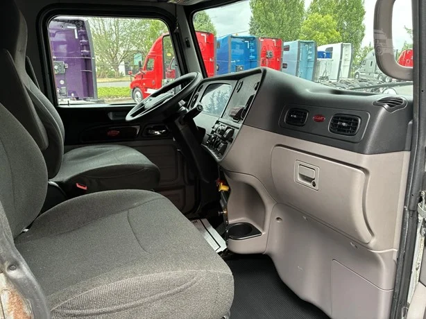 2022 Peterbilt 389 in Portland, OR — photo 17