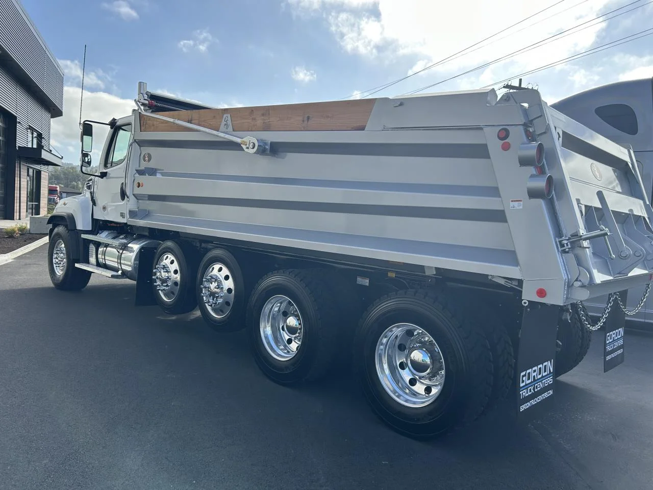 2026 Freightliner 114SD - image 4