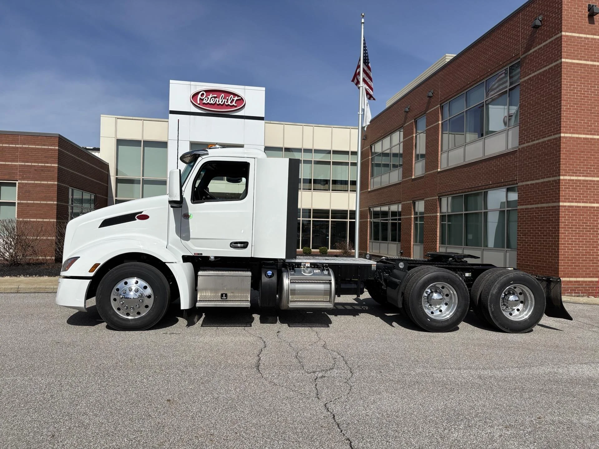 2027 Peterbilt 579 in Broadview Hts, OH — photo 2