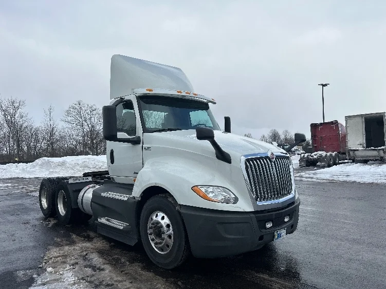 2020 International LT - image 3