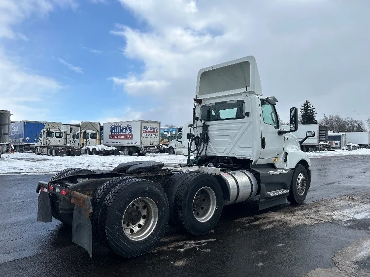 2020 International LT - image 7