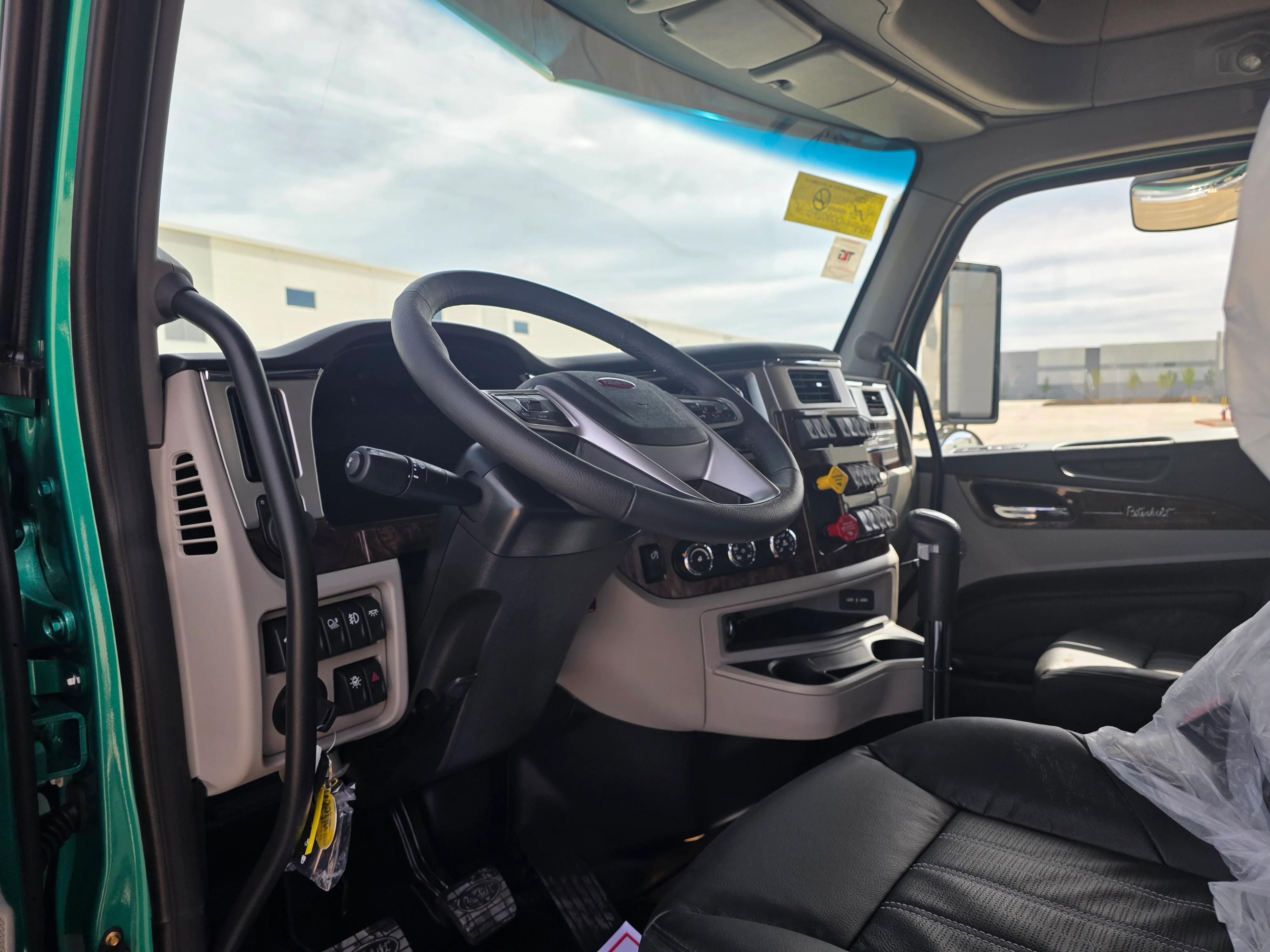 2027 Peterbilt 589 — photo 9