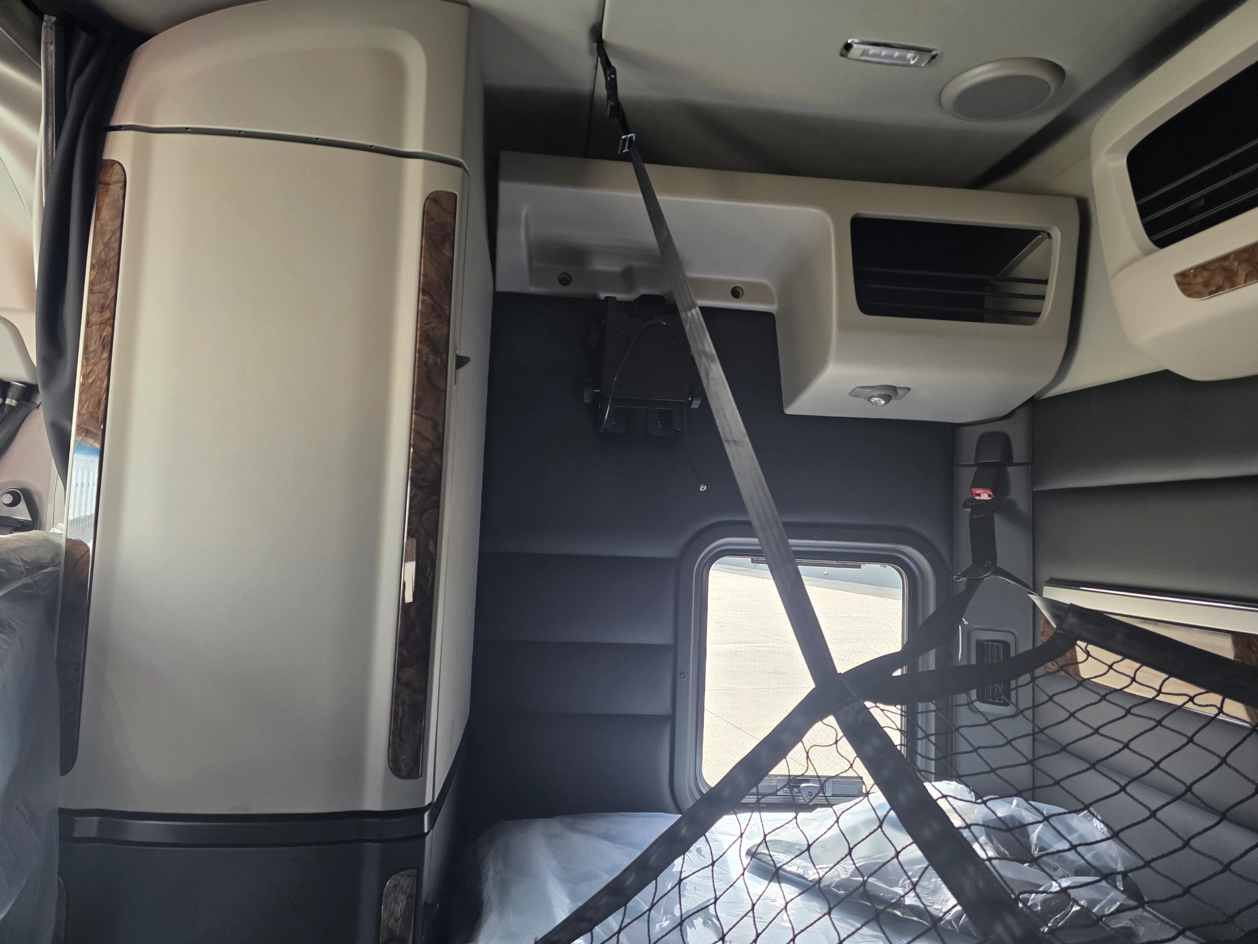 2027 Peterbilt 589 — photo 11