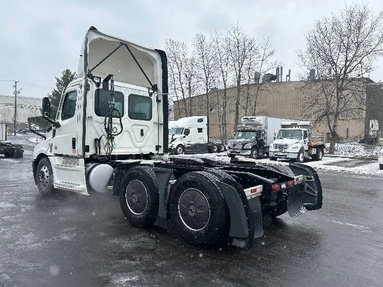 2022 Freightliner Cascadia - image 5