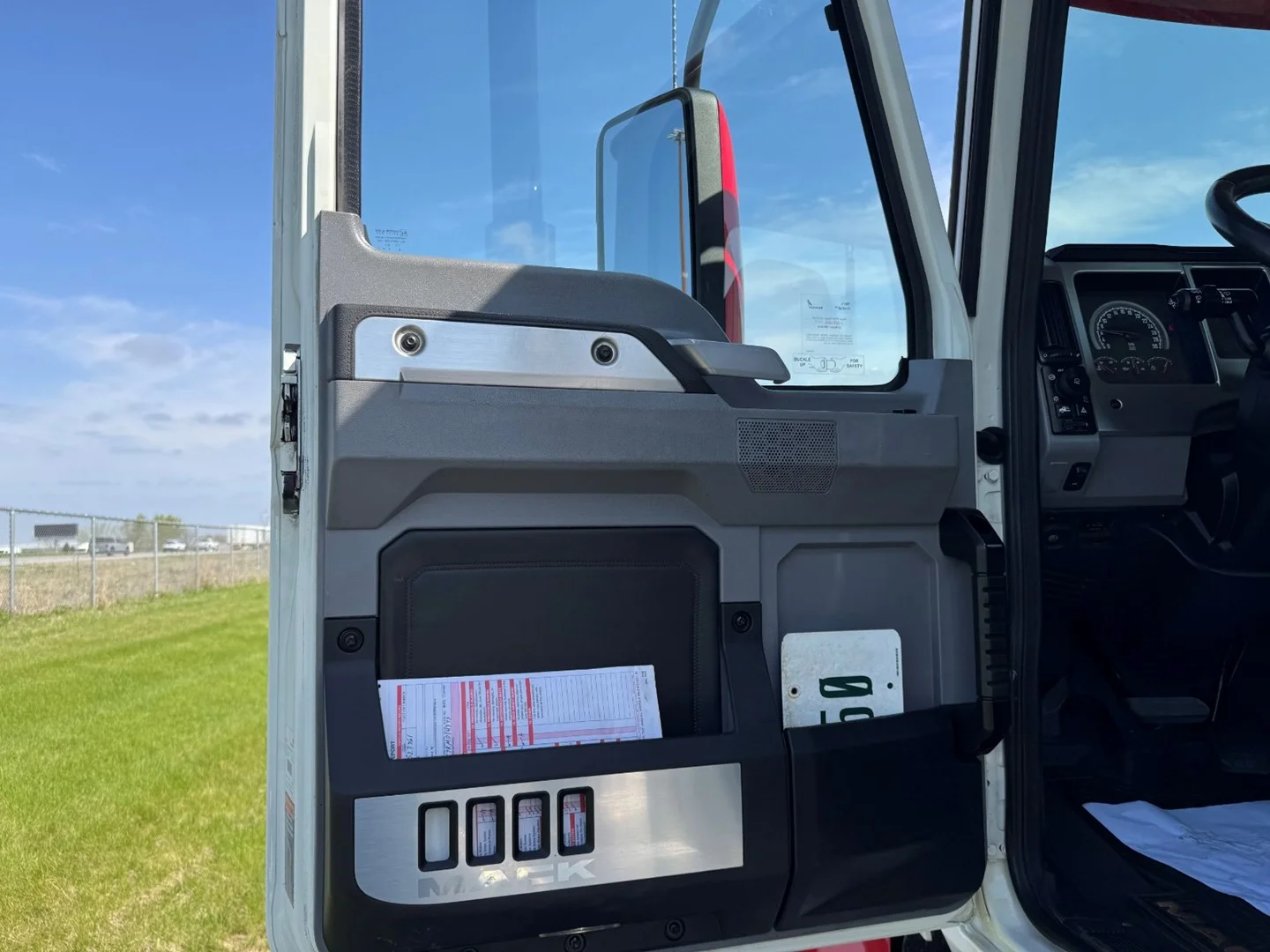 Used 2023 Mack Pinnacle - image 12