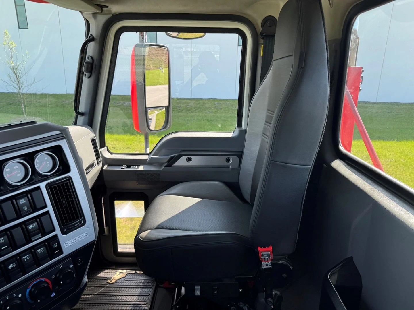 Used 2023 Mack Pinnacle - image 17