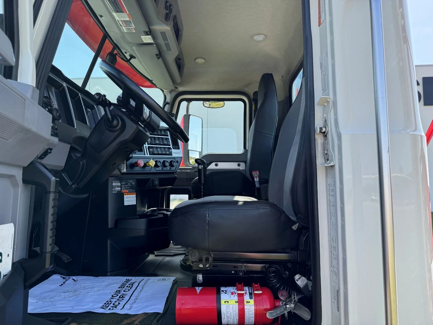 Used 2023 Mack Pinnacle - image 11
