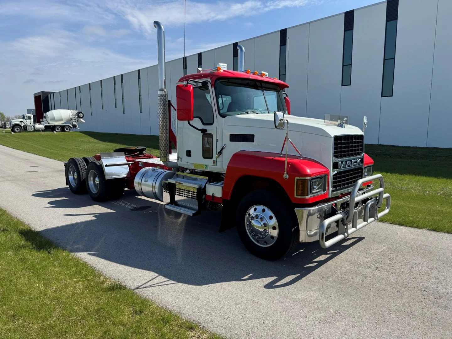 Used 2023 Mack Pinnacle - image 8