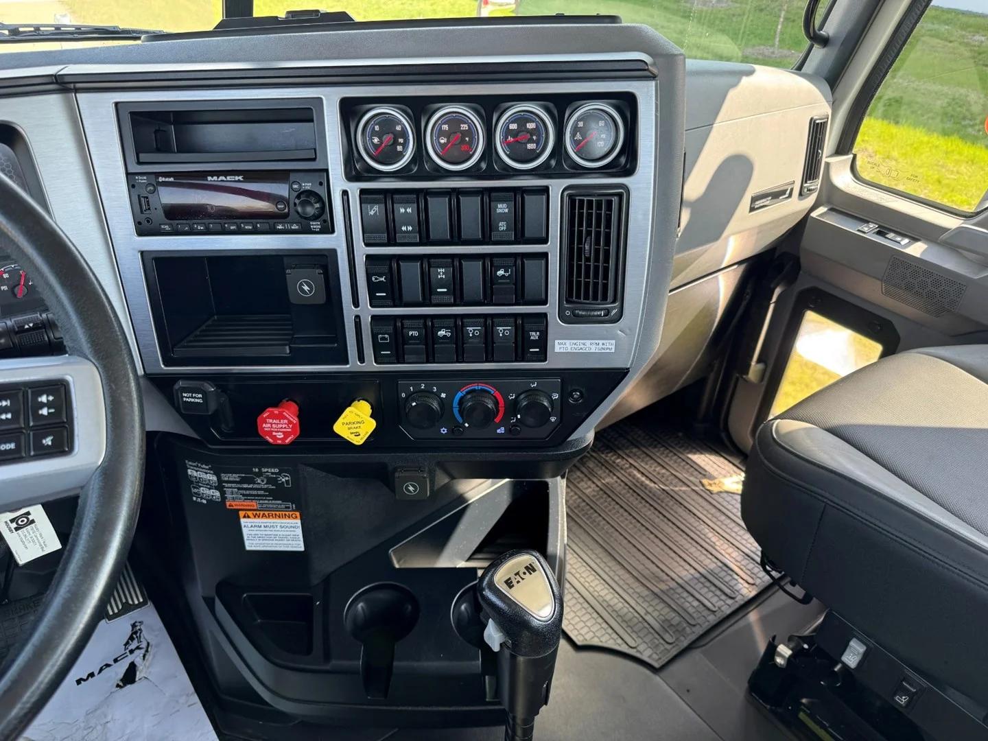 Used 2023 Mack Pinnacle - image 16