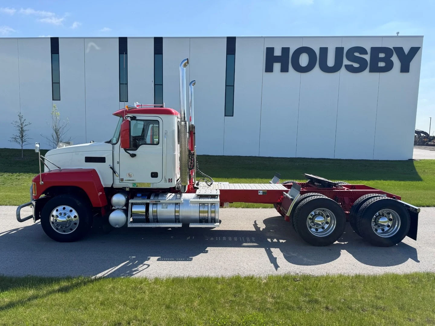 Used 2023 Mack Pinnacle - image 3