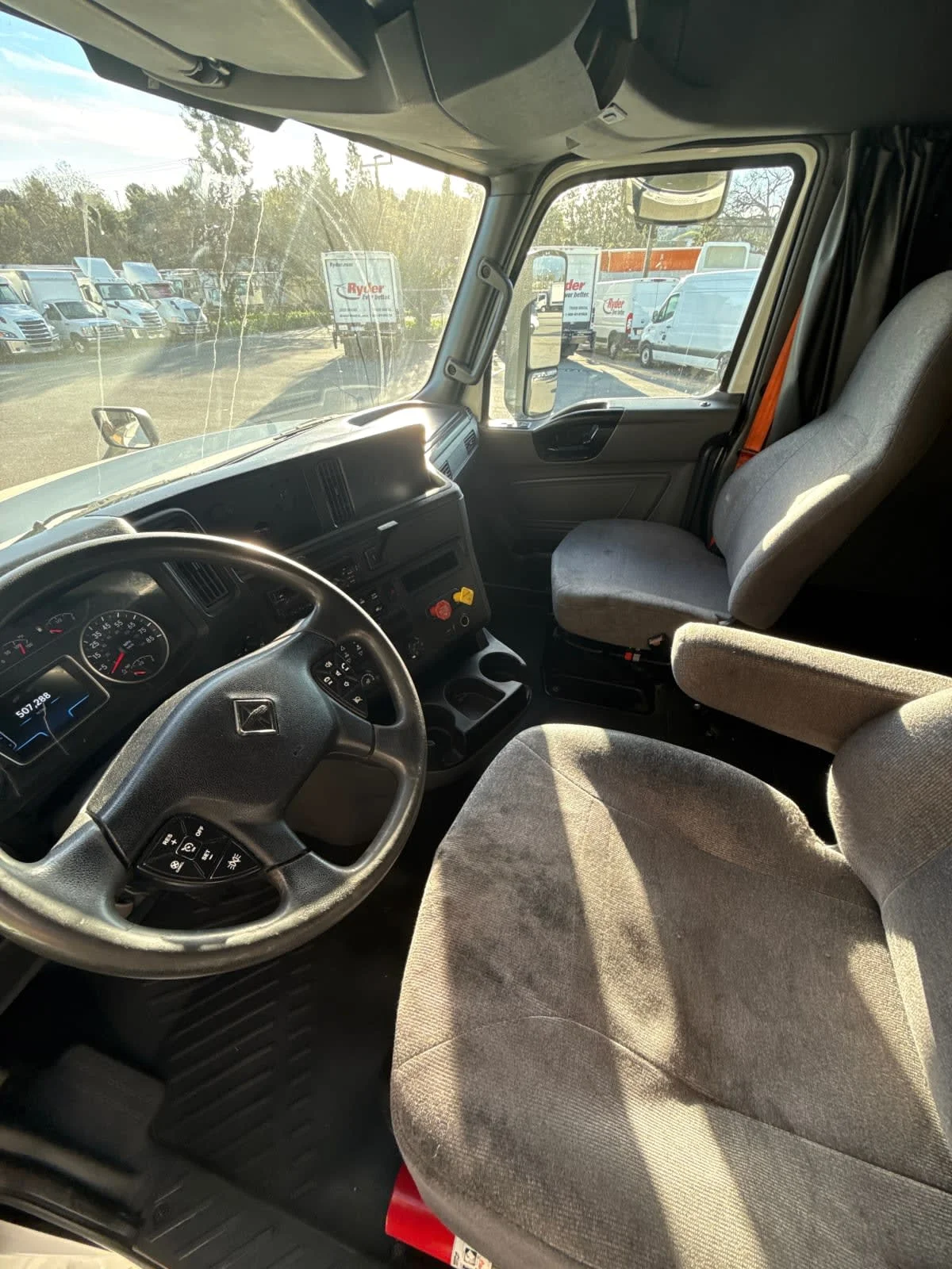 2020 International LT - image 7