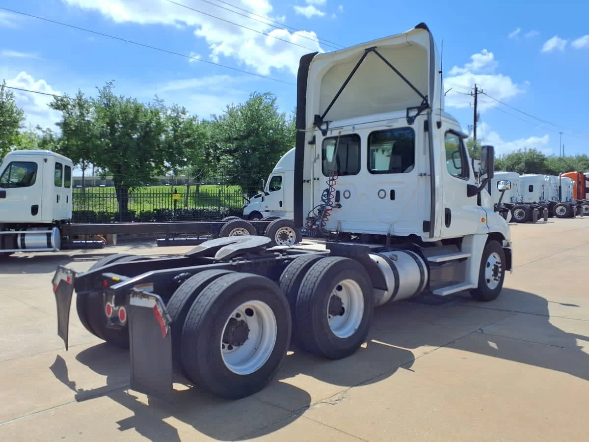 2018 Freightliner Cascadia - image 4