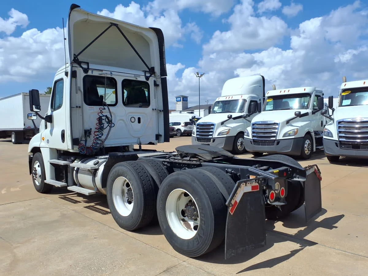 2018 Freightliner Cascadia - image 6