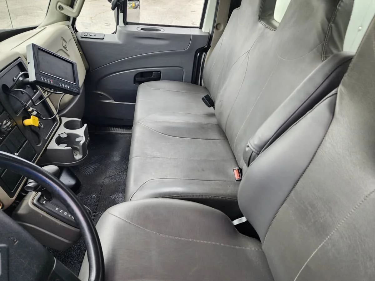 2018 International 4300 - image 7