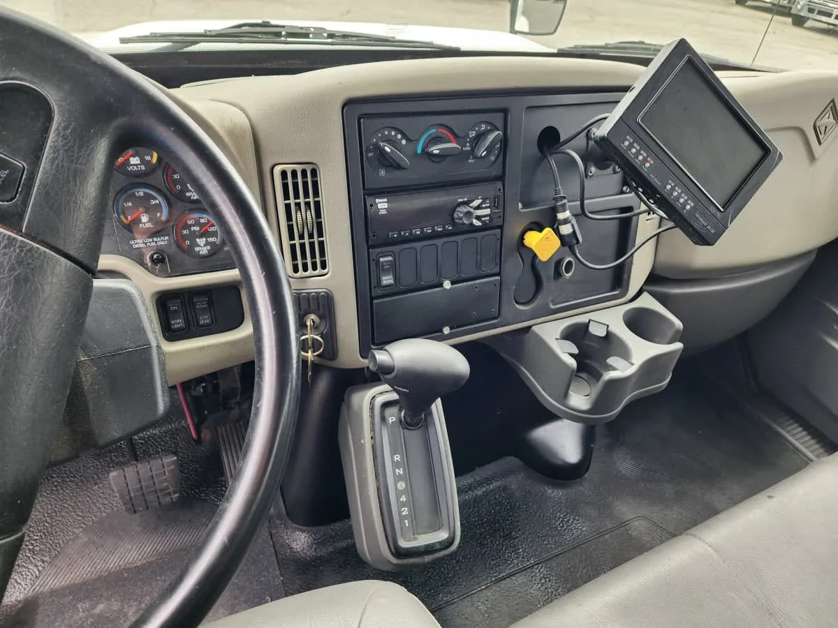 2018 International 4300 - image 9