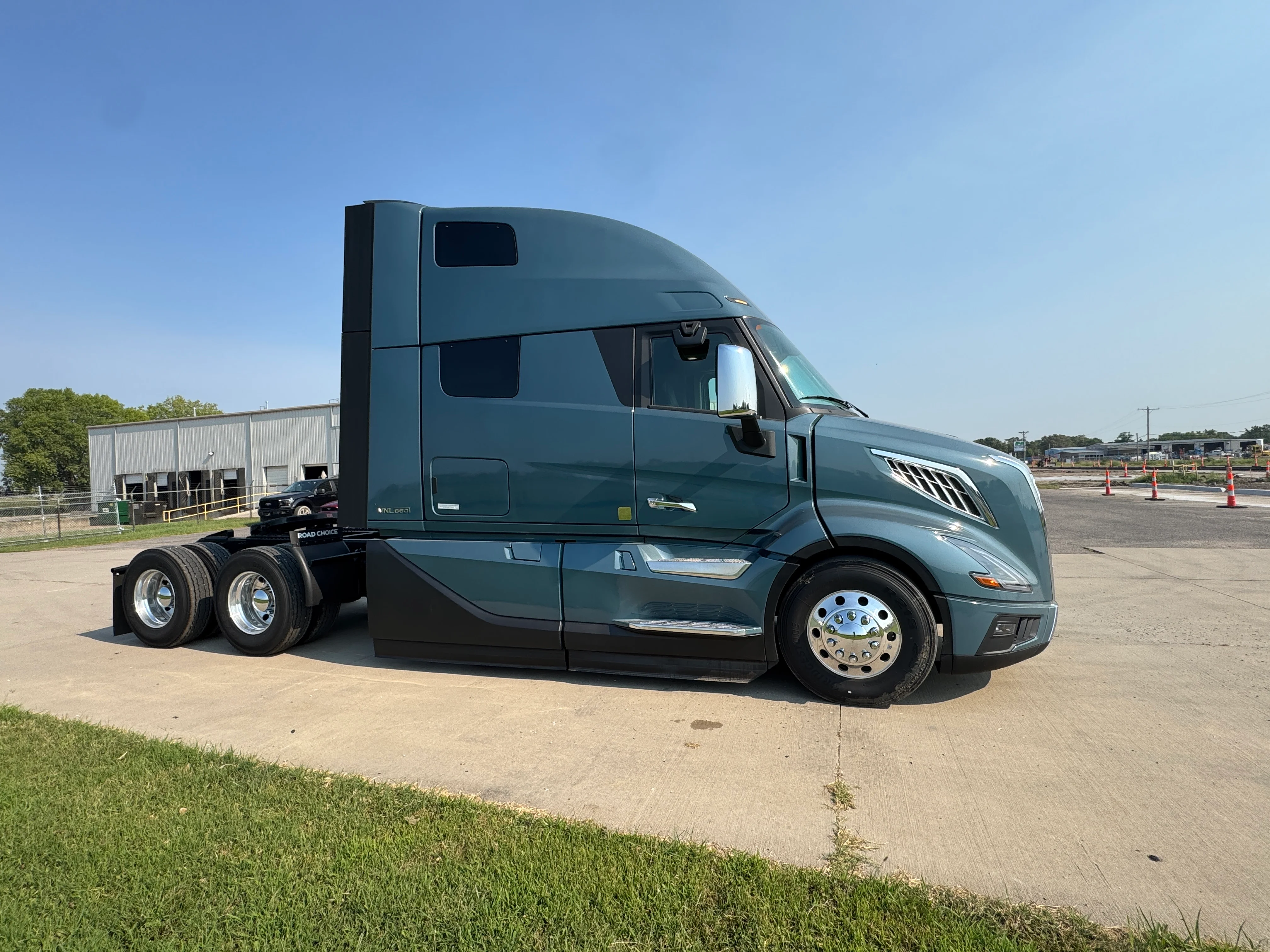 2026 Volvo VNL 860 in Wichita, KS — photo 4