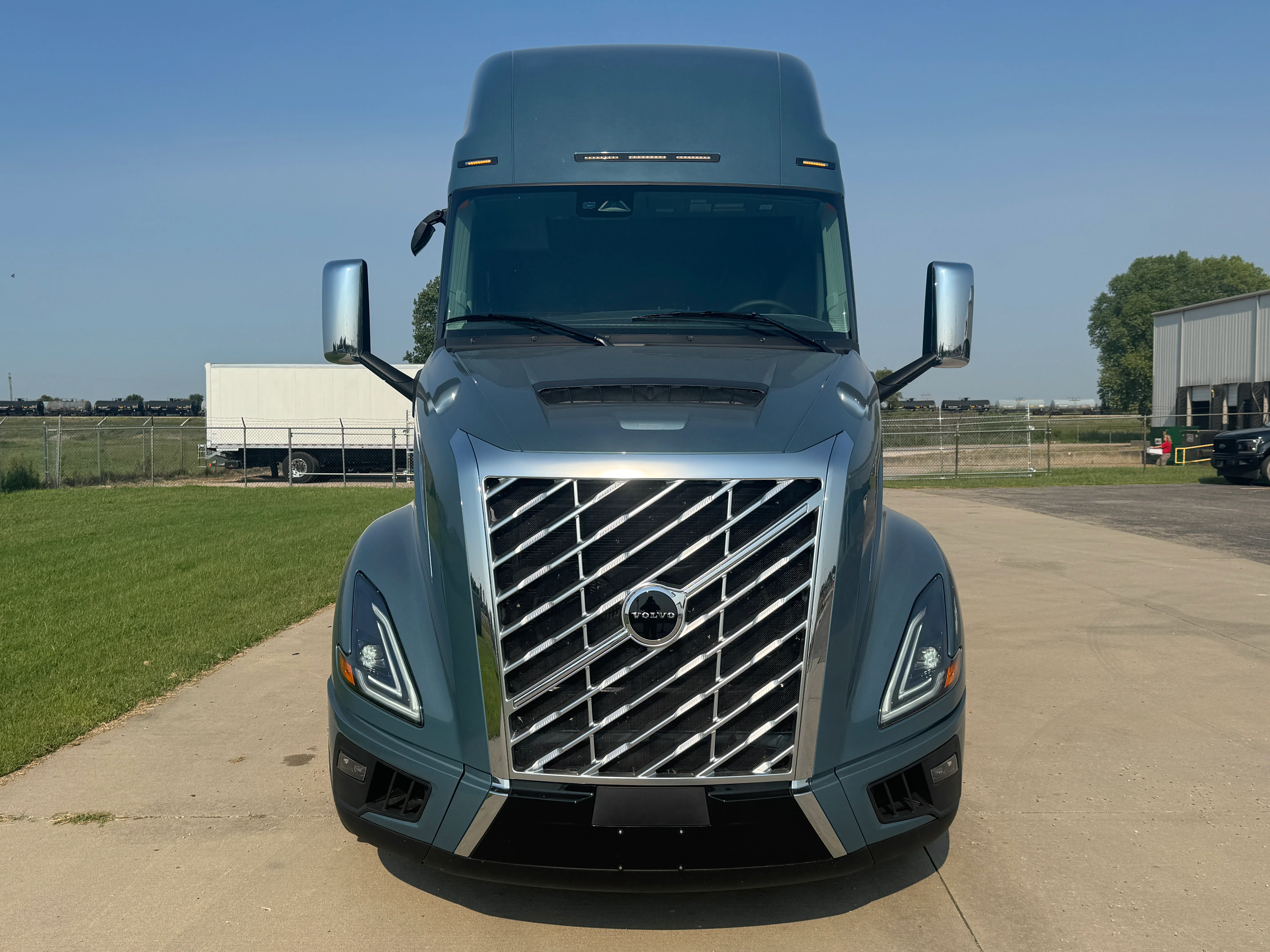 2026 Volvo VNL 860 in Wichita, KS — photo 2