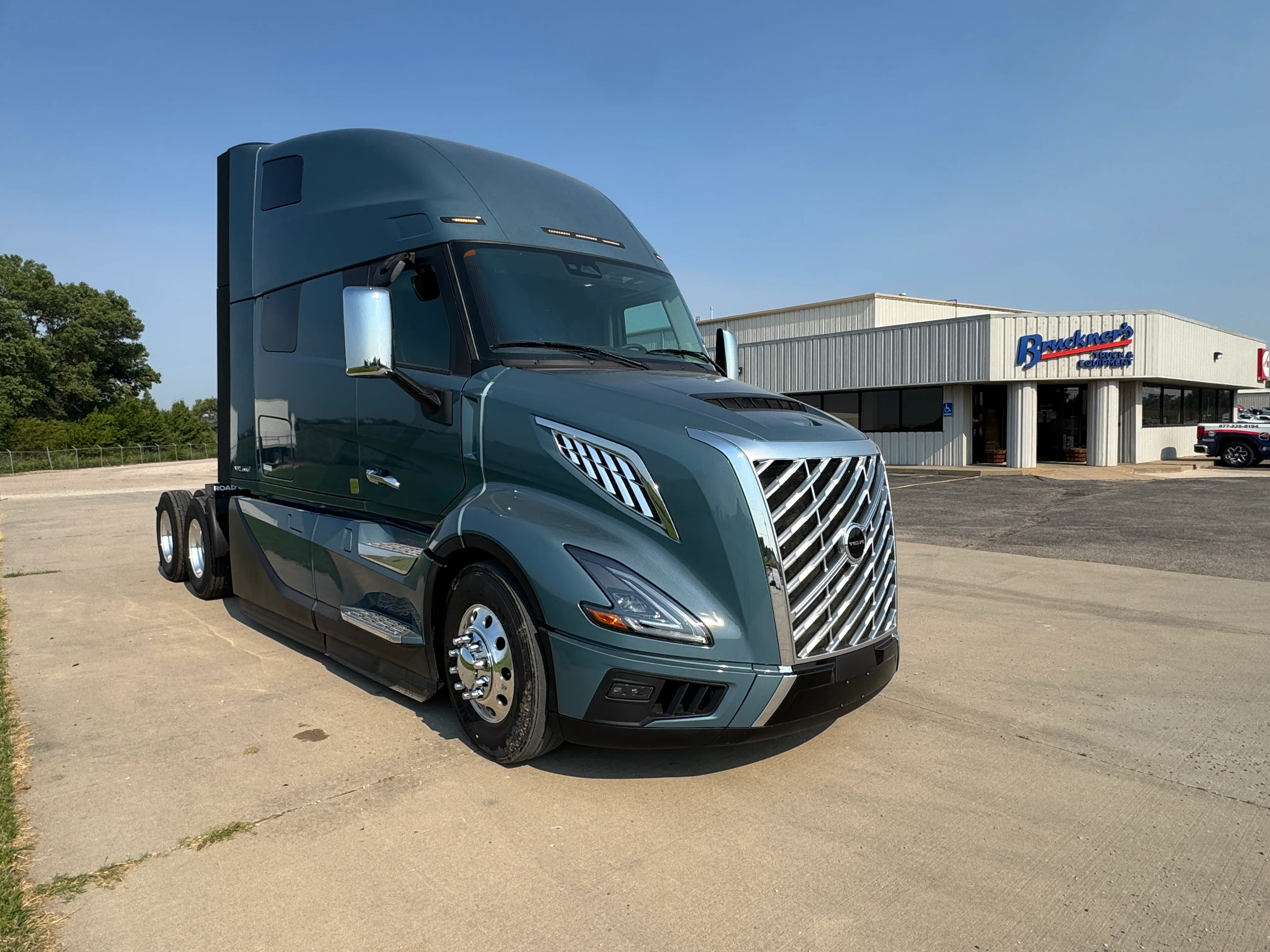2026 Volvo VNL 860 in Wichita, KS — photo 3