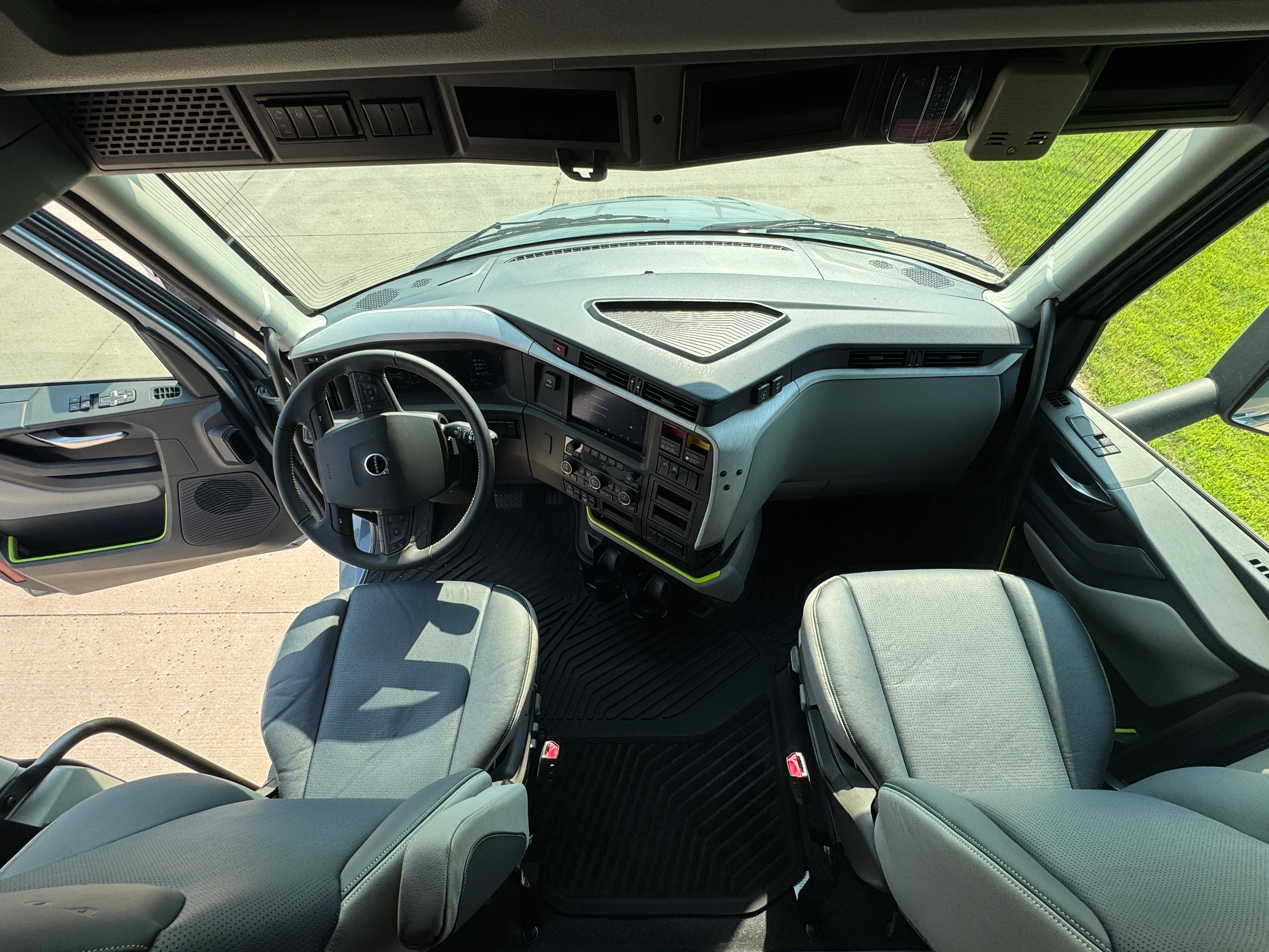 2026 Volvo VNL 860 in Wichita, KS — photo 14