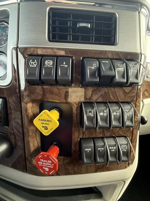 2027 Peterbilt 589 - image 32